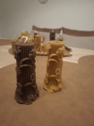 Świeczka z naturalnego wosku pszczelego wys 10,5 cm szerokość około  3,5 cm