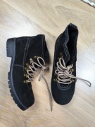 Czarne zamszowe buty za kostkę sznurowane hush puppies 36