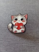 Pin przypinka broszka odznaka szpilka kot kotek z sercem
