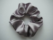 Jedwabna gumka scrunchie do włosów liliowa