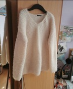 Biały włochaty sweter