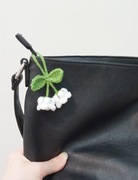 Białe kwiaty dzwonka wykonane na szydełku, brelok 