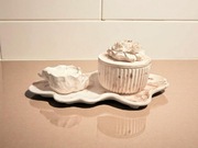 ZESTAW 2 - 2 świeczki: muszla i z pokrywką z różą + podstawka, wosk sojowy