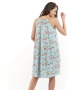 Wiosenna sukienka o trapezowym kroju z odkrytymi ramionami