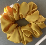 Żółta scrunchie.
