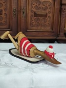 Drewniana kaczka na desce serfingowej 27 cm 