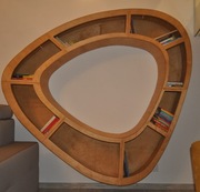 Drewniany regał na książki, ekskluzywny.