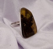 Srebrny pierścionek z bursztynem