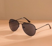 Okulary Przeciwsłoneczne Retro. Czarna ramka