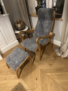  Fotel design z podnóżkiem 