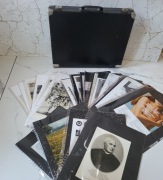 Powojenna skórzana aktówka na prace artystyczne z niemieckimi gazetami 