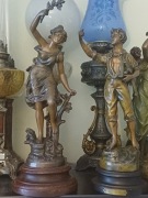 Figura młodej kobiety trzymającą gałązkę.