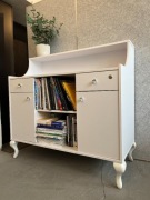 Biała recepcja z kryształowymi uchwytami, oraz ozdobnymi nogami - używana