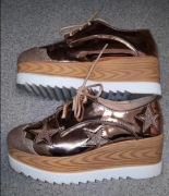 Buty na koturnie w rozmiarze 36