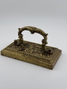 Stary zabytkowy mosiężny przycisk do papieru.