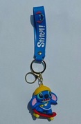Breloczek 3D Stitch z zawieszką „Stitch!” - na deskorolce