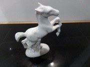 Figura rumaka. Bardzo atrakcyjny przedmiot porcelanowy