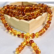 3. Naszyjnik z żywicy, imitacja bursztynu, 112 cm