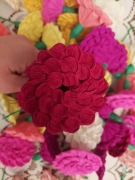 Kwiaty z krepiny, róża kurpiowska 