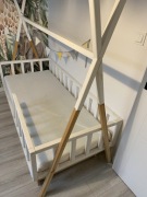 Drewniane łóżko tipi z szufladą i materacem 