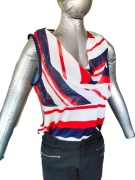 modna bluzka z lejącym dekoltem - styl marynarski