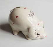 Ceramiczna świnka skarbonka dekoracja z czasów PRL serduszka