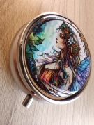 Ozdobne metalowe pudełeczko, kieszonkowa mini szkatułka - dziewczyna elf