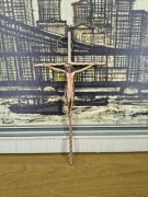 Krzyż z wizerunkiem Jezusa – metalowy, dekoracyjny (25 cm)