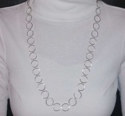 Długi elegancki wisior koła w kolorze srebnrym