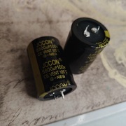 kondensatory elektrolityczne JCCON o pojemności 6800 µF i napięciu 100 V.