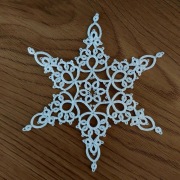 Dekor na choinkę śnieżynka frywolitka biala 11 cm