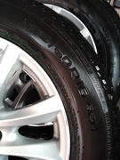 Felgi aluminiowe z oponami.