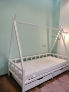 Drewniane łóżko typu tipi