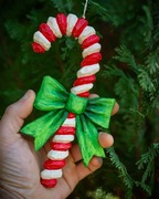 Ręcznie rzeźbiona ozdoba świąteczna z drewna – Cukrowa laska