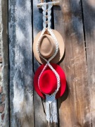 Stylowy wieszak na kapelusze – makrama handmade