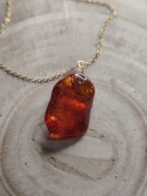 Elegancki Wisiorek z Naturalnym Bursztynem Bałtyckim – Unikat