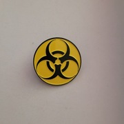 pin metalowy przypinka ZAGROŻENIE BIOLOGICZNE BIOHAZARD