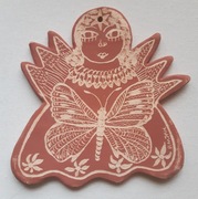 "Aniołek z motylem"Ceramika Hand Made wys.14,5 cm 