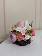 Jajko wielkanocne z kwiatami i motylkiem 