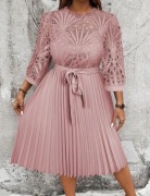 Elegancka sukienka midi pudrowy róż – koronka, plisowany dół
