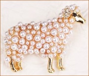 Broszka Owieczka Złota z Perełkami Modna Elegancka Przypinka, Prezent GIFT