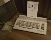 Commodore 64C zasilaczem i instrukcją PL