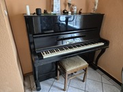 Stare czarne pianino. 