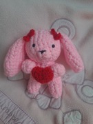 Króliczek z serduszkiem na szydełku