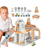 Drewniana stacja kosmiczna z rakietą 