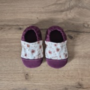 Kapcie dziecięce typu barefoot, wzór KWIATKI z jagodowym