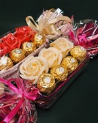 Cukierek z mydlanych róż i pralinami Ferrero Rocher, 30zł