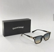 Okulary przeciwsłoneczne damskie czarne oprawki złote elementy CHH