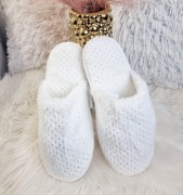 Kapcie damskie buty domowe ze złotymi kropeczkami białe 40-41