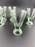 Zestaw 11 kieliszków zielone szkło vintage – likierówki, na nóżce